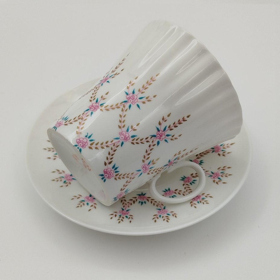 Пара кофейная с декором в виде цветочных гирлянд (форма "Одуванчик"), фарфор, деколь, Ленинградский фарфоровый завод (ЛФЗ), СССР, 1970-1986 гг.