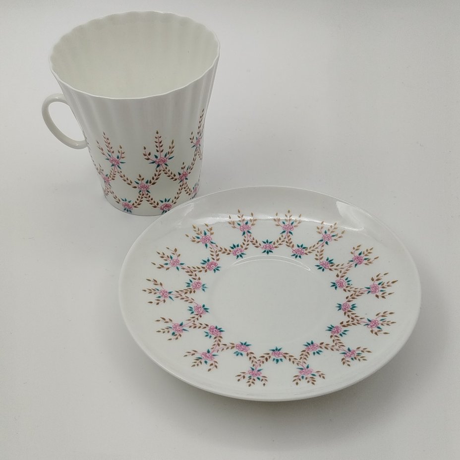 Пара кофейная с декором в виде цветочных гирлянд (форма "Одуванчик"), фарфор, деколь, Ленинградский фарфоровый завод (ЛФЗ), СССР, 1970-1986 гг.