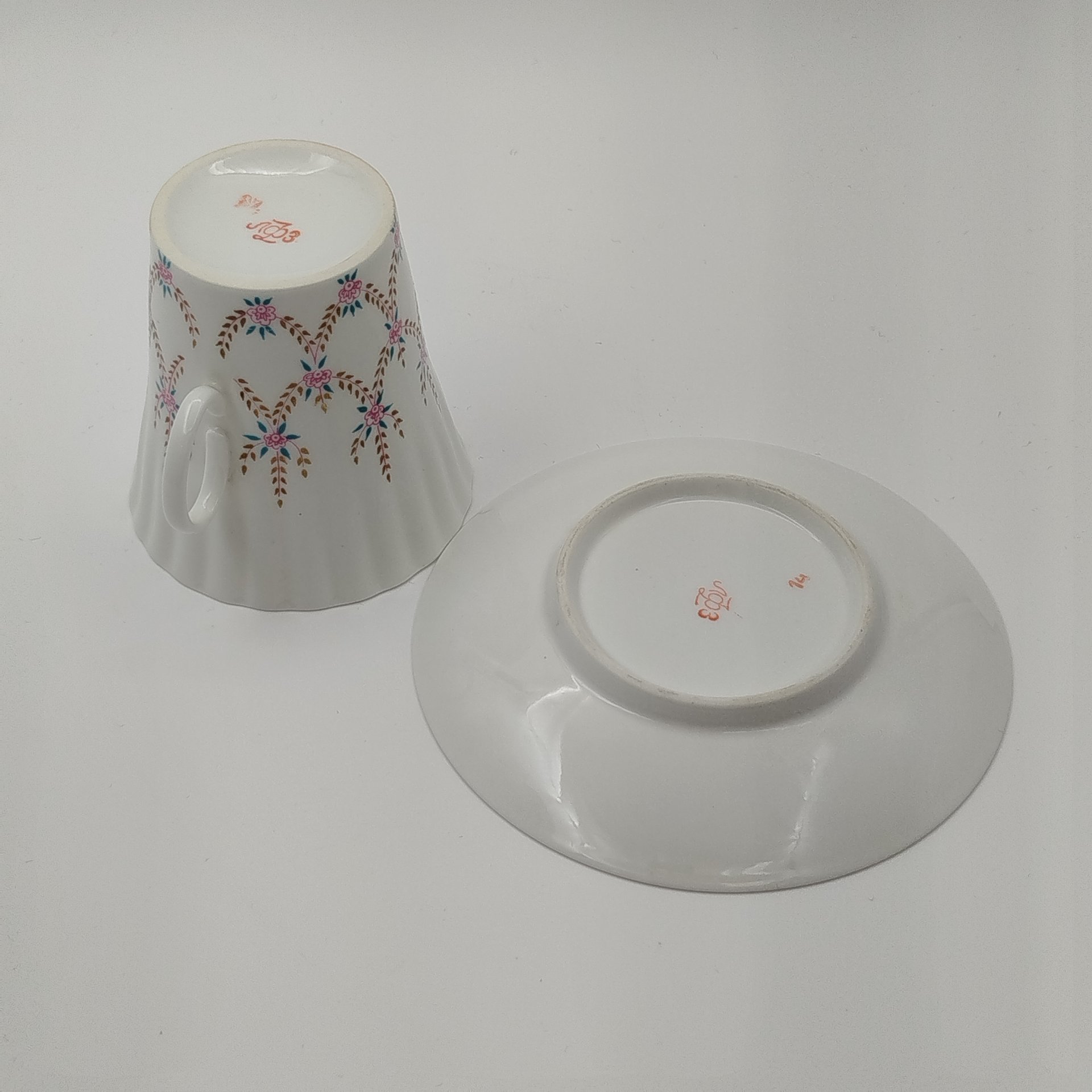 Пара кофейная с декором в виде цветочных гирлянд (форма "Одуванчик"), фарфор, деколь, Ленинградский фарфоровый завод (ЛФЗ), СССР, 1970-1986 гг.