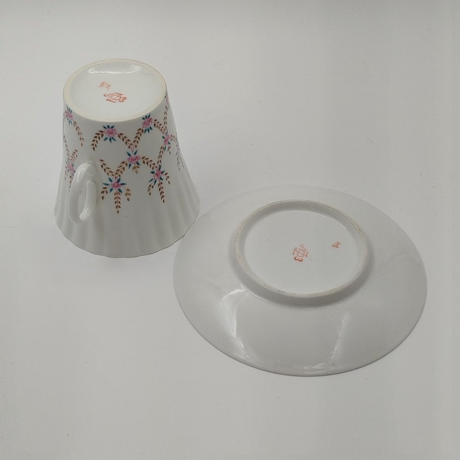 Пара кофейная с декором в виде цветочных гирлянд (форма "Одуванчик"), фарфор, деколь, Ленинградский фарфоровый завод (ЛФЗ), СССР, 1970-1986 гг.