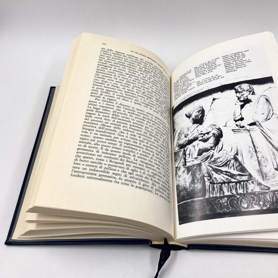Книга "La vita privata dall'Impero romano all'anno Mille", авторы Philippe Aries, Georges Duby, издательство Laterza, бумага, печать, Италия, 1986 г.
