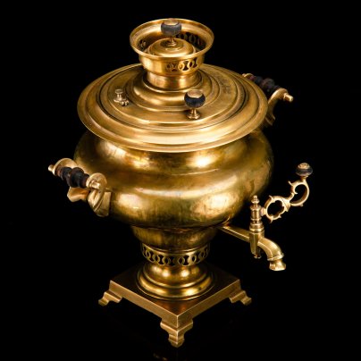 Самовар угольный формы "репка", латунь, выколотка, литье, чеканка, дерево, Торговый дом братьев Шемариных, Российская империя, 1900-1917 гг.