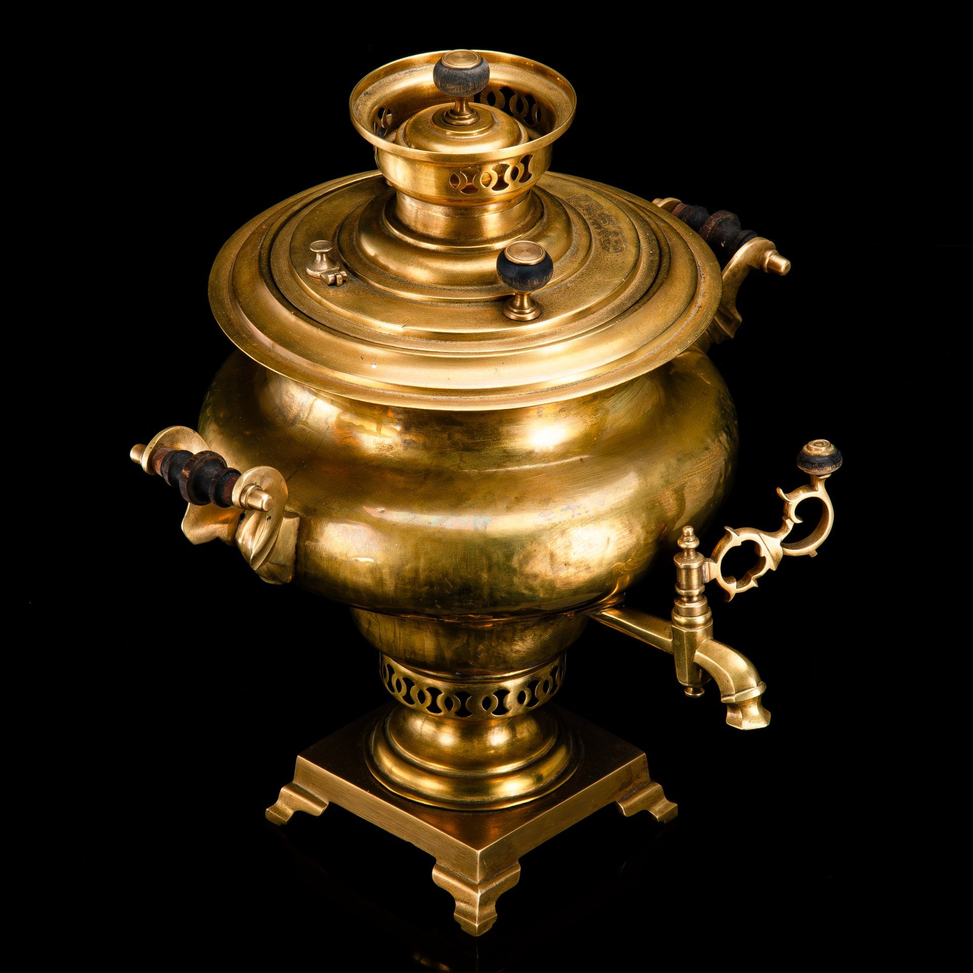 Самовар угольный формы "репка", латунь, выколотка, литье, чеканка, дерево, Торговый дом братьев Шемариных, Российская империя, 1900-1917 гг.