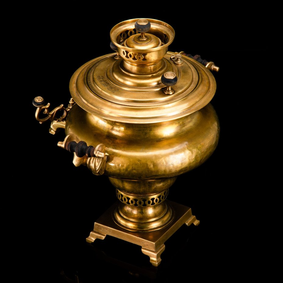 Самовар угольный формы "репка", латунь, выколотка, литье, чеканка, дерево, Торговый дом братьев Шемариных, Российская империя, 1900-1917 гг.