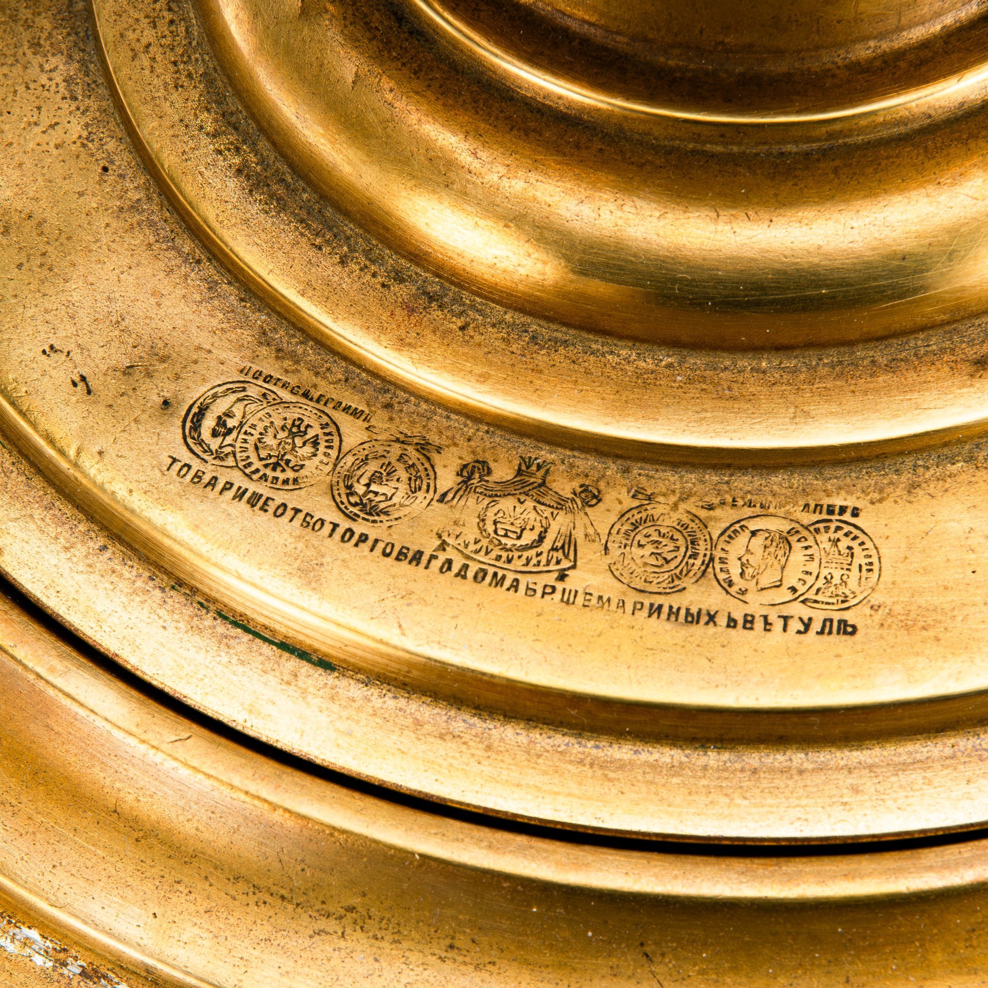 Самовар угольный формы "репка", латунь, выколотка, литье, чеканка, дерево, Торговый дом братьев Шемариных, Российская империя, 1900-1917 гг.