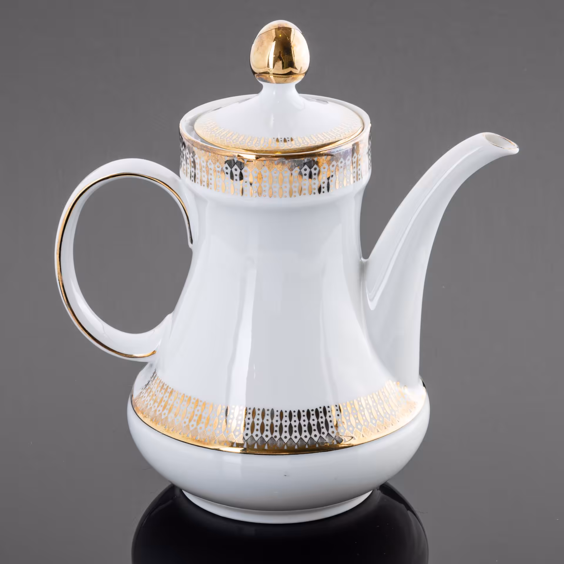 Кофейник оригинальной формы с ажурным золотым орнаментом, Gebrüder Winterling