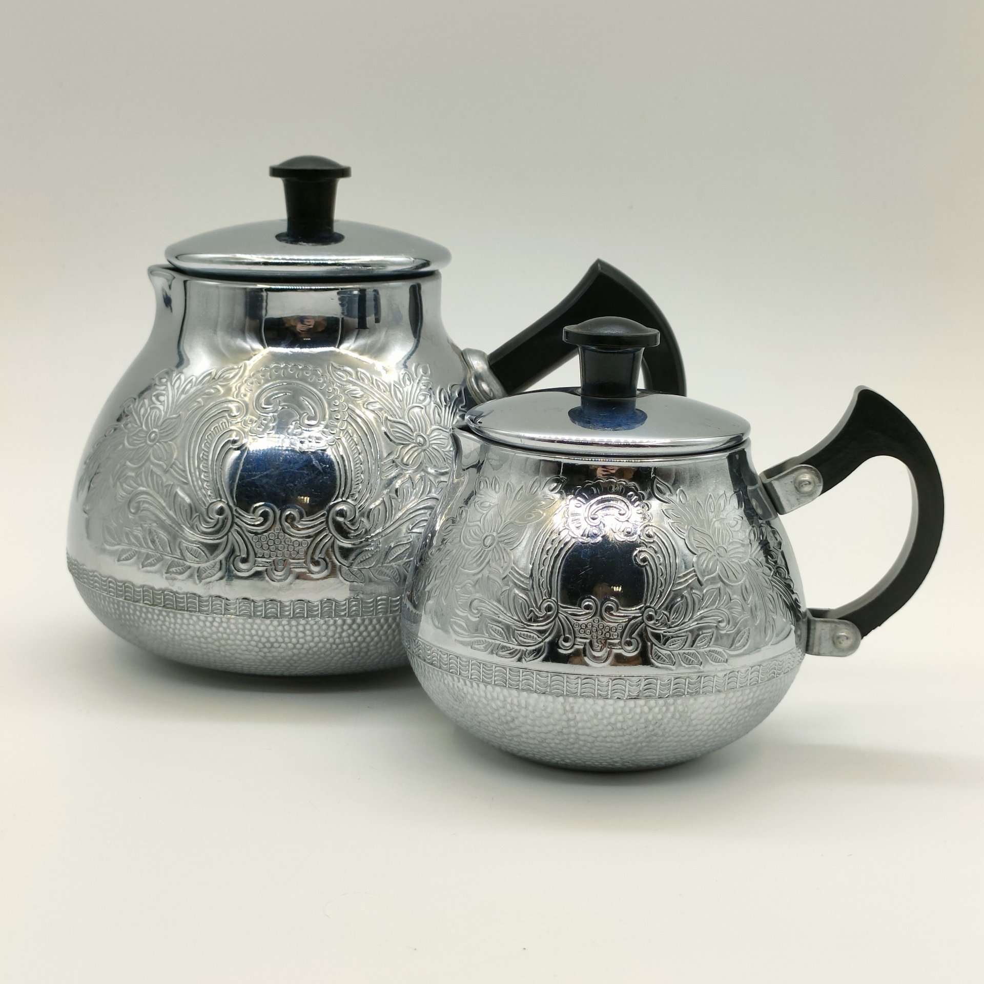 Набор из кофейника и молочника с рельефным цветочным декором, Калининградский машиностроительный завод