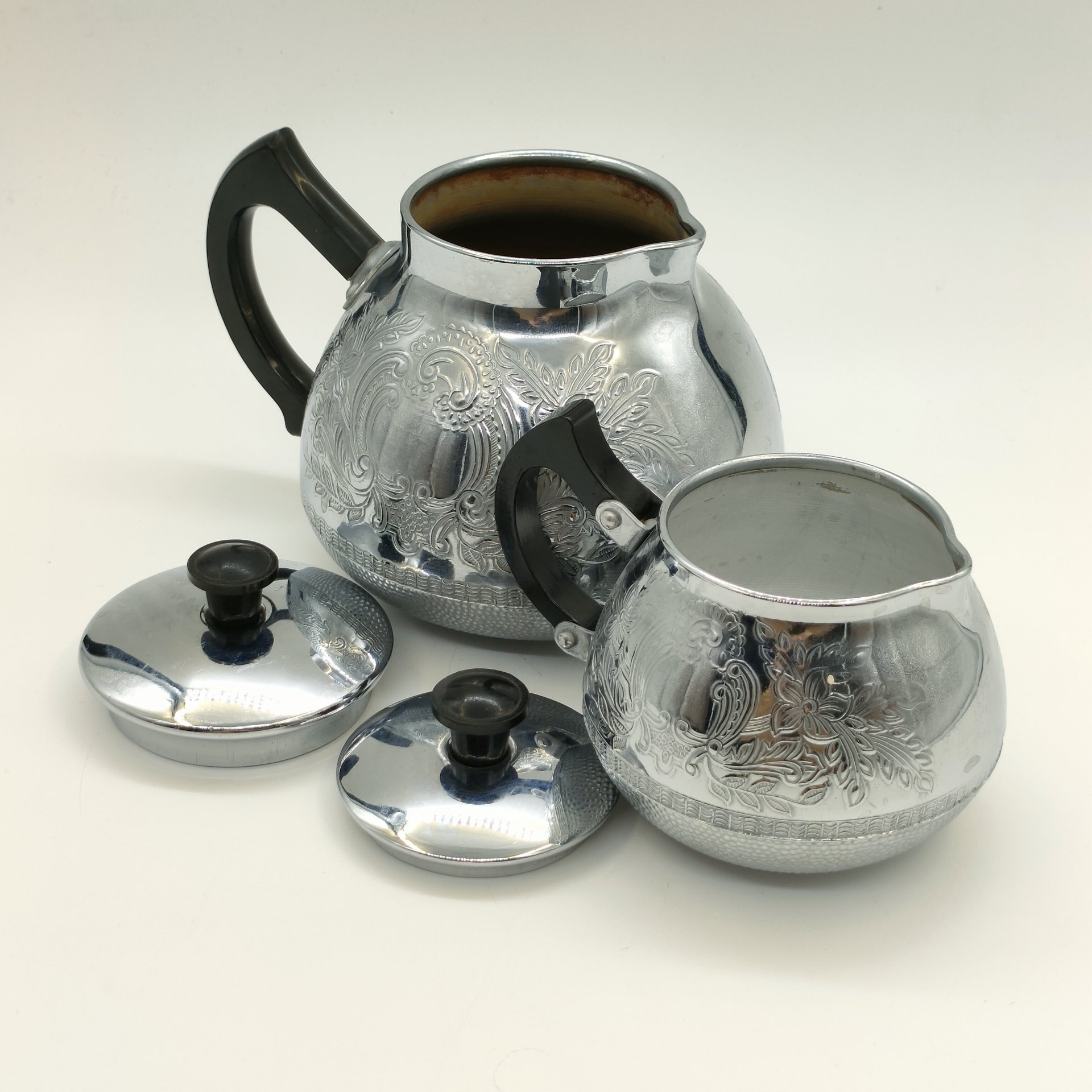 Набор из кофейника и молочника с рельефным цветочным декором, Калининградский машиностроительный завод