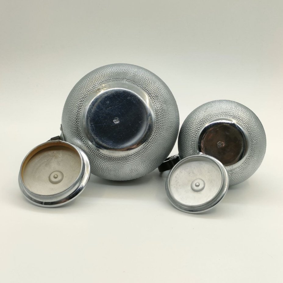 Набор из кофейника и молочника с рельефным цветочным декором, Калининградский машиностроительный завод