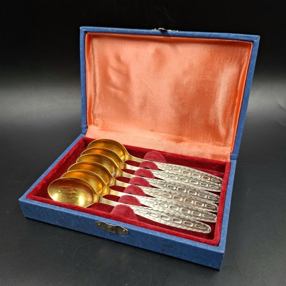 Набор из шести чайных ложек с орнаментальным декором, в оригинальной коробке, мНЦ (медь-никель-цинк), золочение, Кольчугинский завод цветных металлов, СССР, 1960-1990 гг.