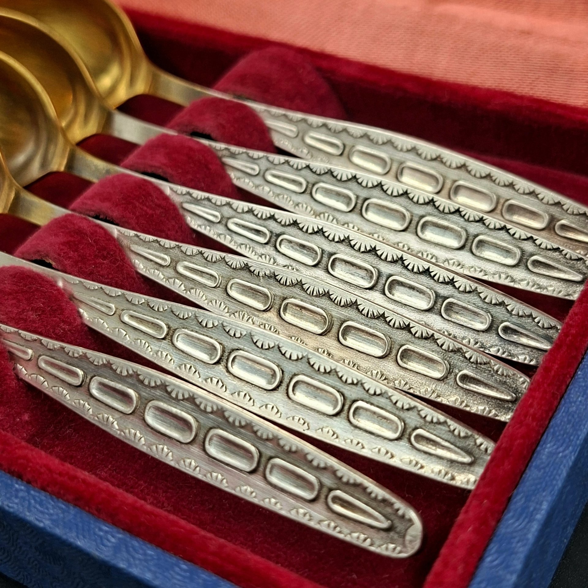 Набор из шести чайных ложек с орнаментальным декором, в оригинальной коробке, мНЦ (медь-никель-цинк), золочение, Кольчугинский завод цветных металлов, СССР, 1960-1990 гг.