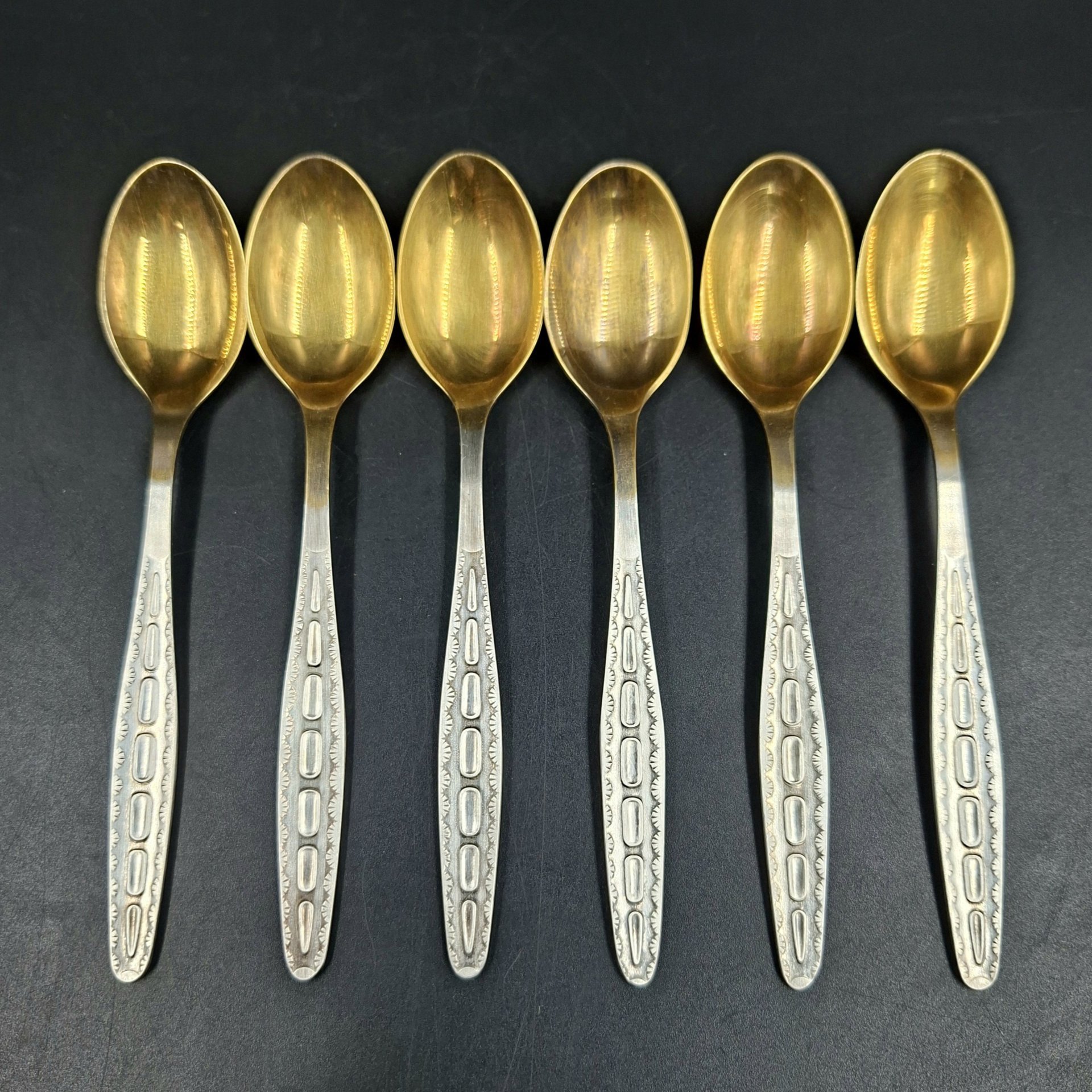 Набор из шести чайных ложек с орнаментальным декором, в оригинальной коробке, мНЦ (медь-никель-цинк), золочение, Кольчугинский завод цветных металлов, СССР, 1960-1990 гг.