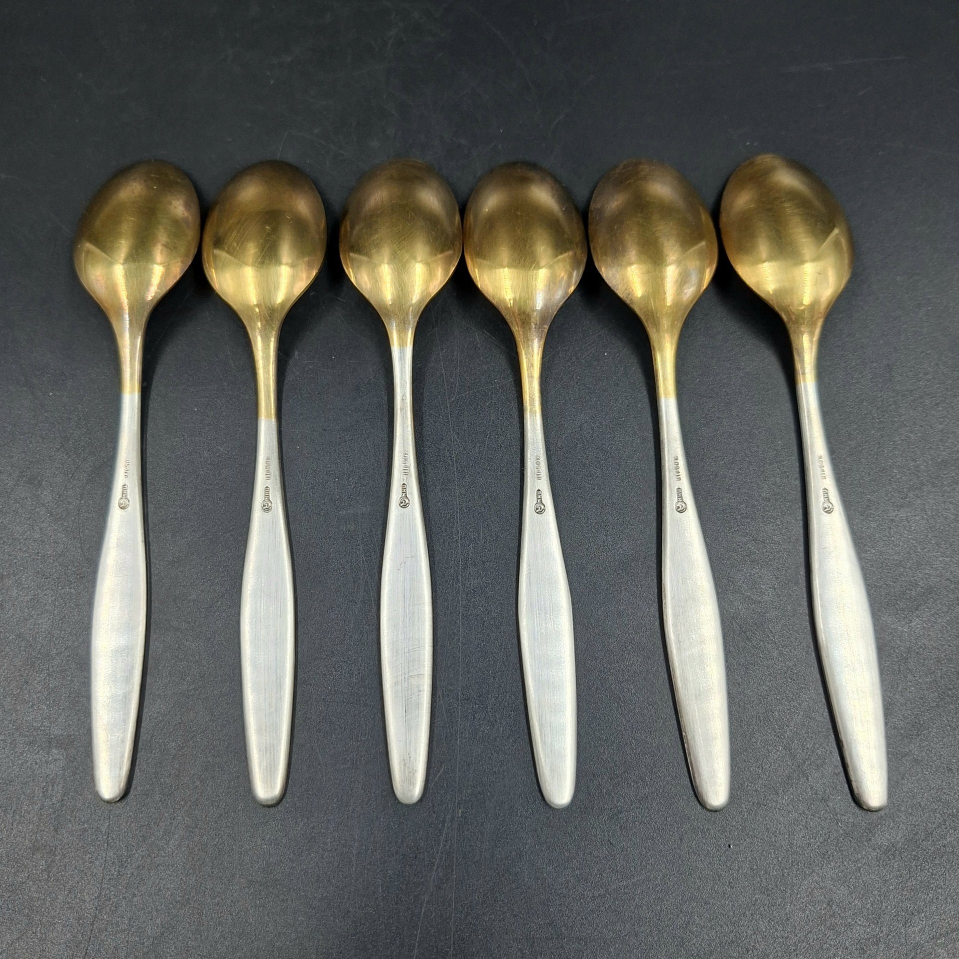 Набор из шести чайных ложек с орнаментальным декором, в оригинальной коробке, мНЦ (медь-никель-цинк), золочение, Кольчугинский завод цветных металлов, СССР, 1960-1990 гг.