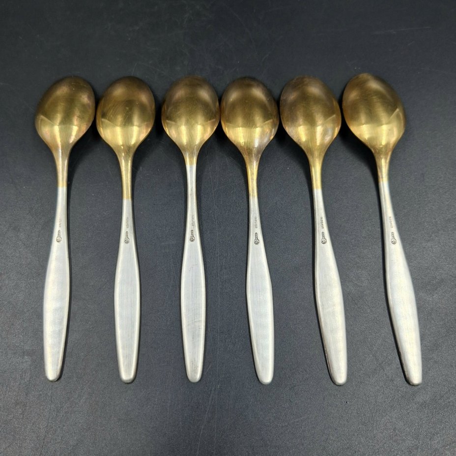 Набор из шести чайных ложек с орнаментальным декором, в оригинальной коробке, мНЦ (медь-никель-цинк), золочение, Кольчугинский завод цветных металлов, СССР, 1960-1990 гг.