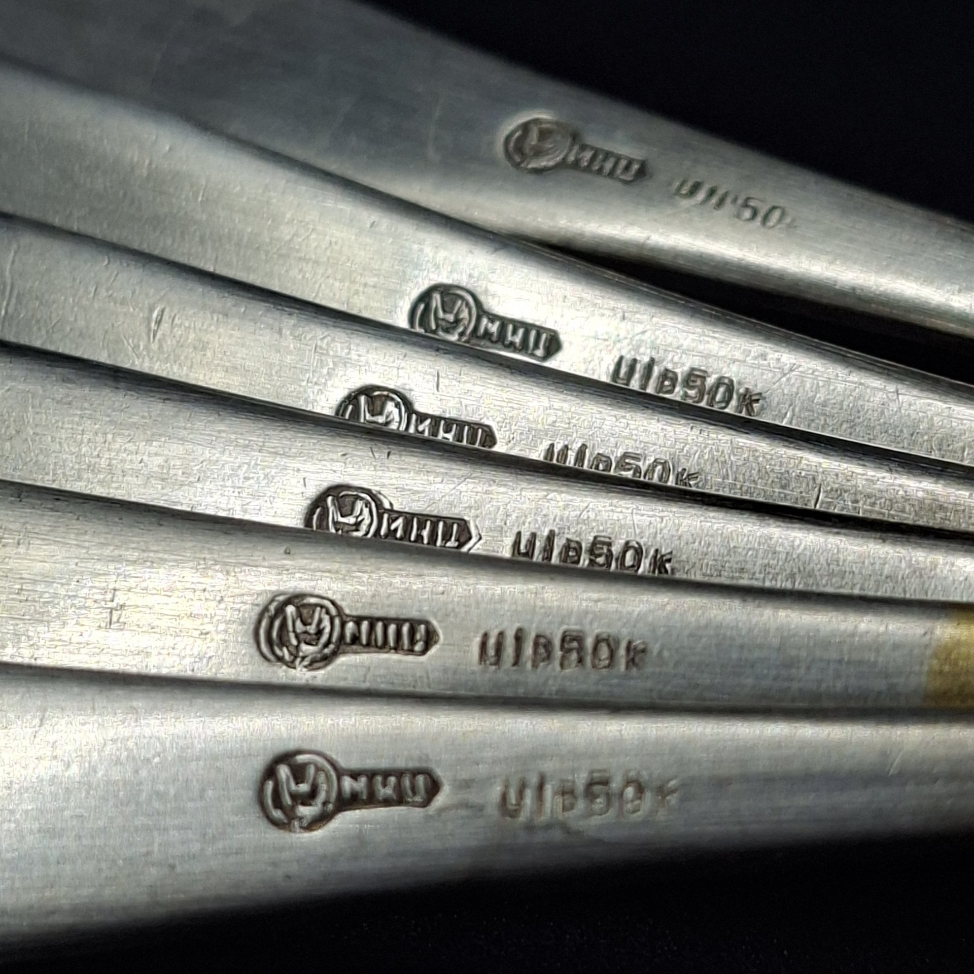 Набор из шести чайных ложек с орнаментальным декором, в оригинальной коробке, мНЦ (медь-никель-цинк), золочение, Кольчугинский завод цветных металлов, СССР, 1960-1990 гг.