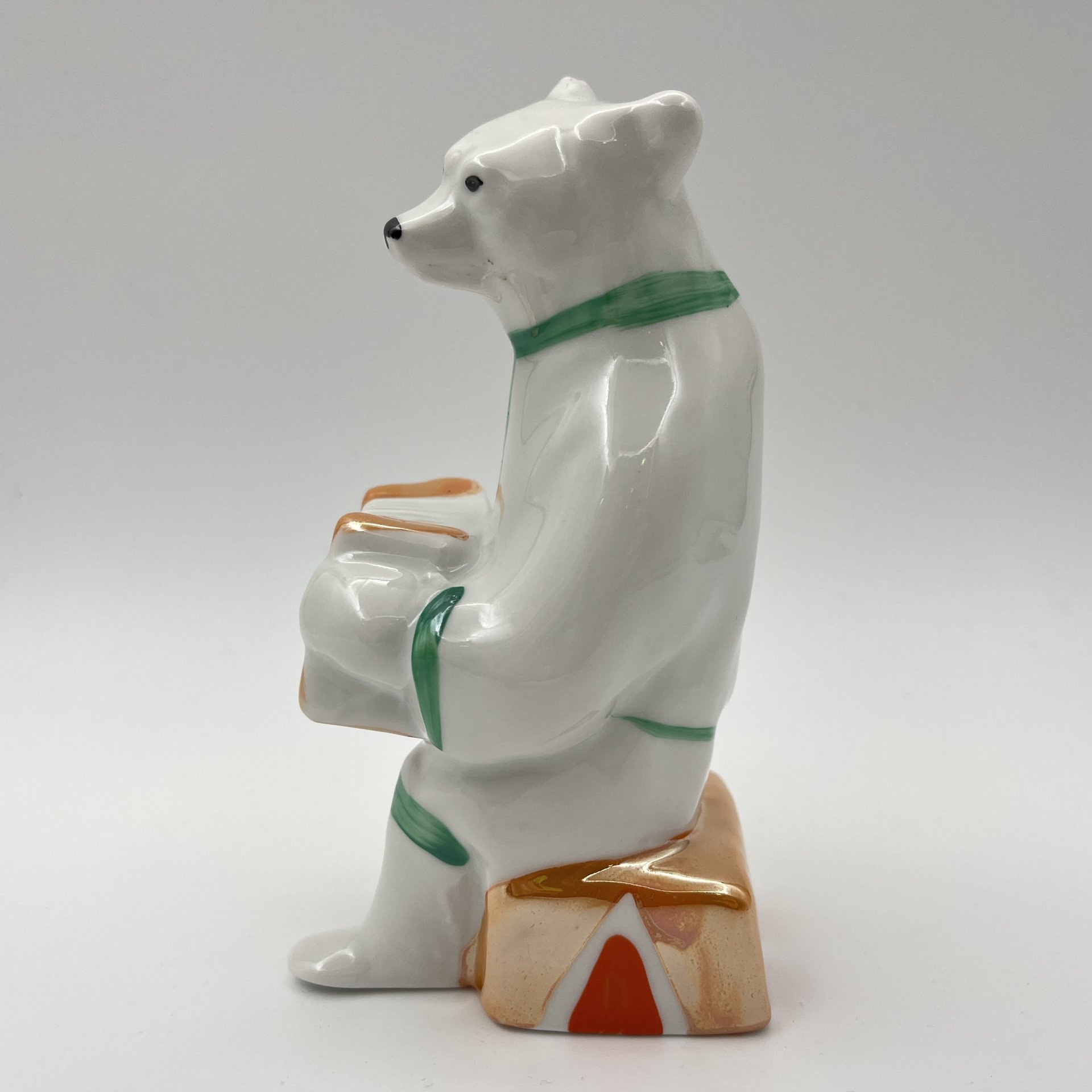Статуэтка "Медведь с гармошкой" из набора "Цирковые медведи", автор О.М. Богданова, фарфор, роспись, люстр, Дулевский фарфоровый завод (Дулёво), СССР, 1986 г.