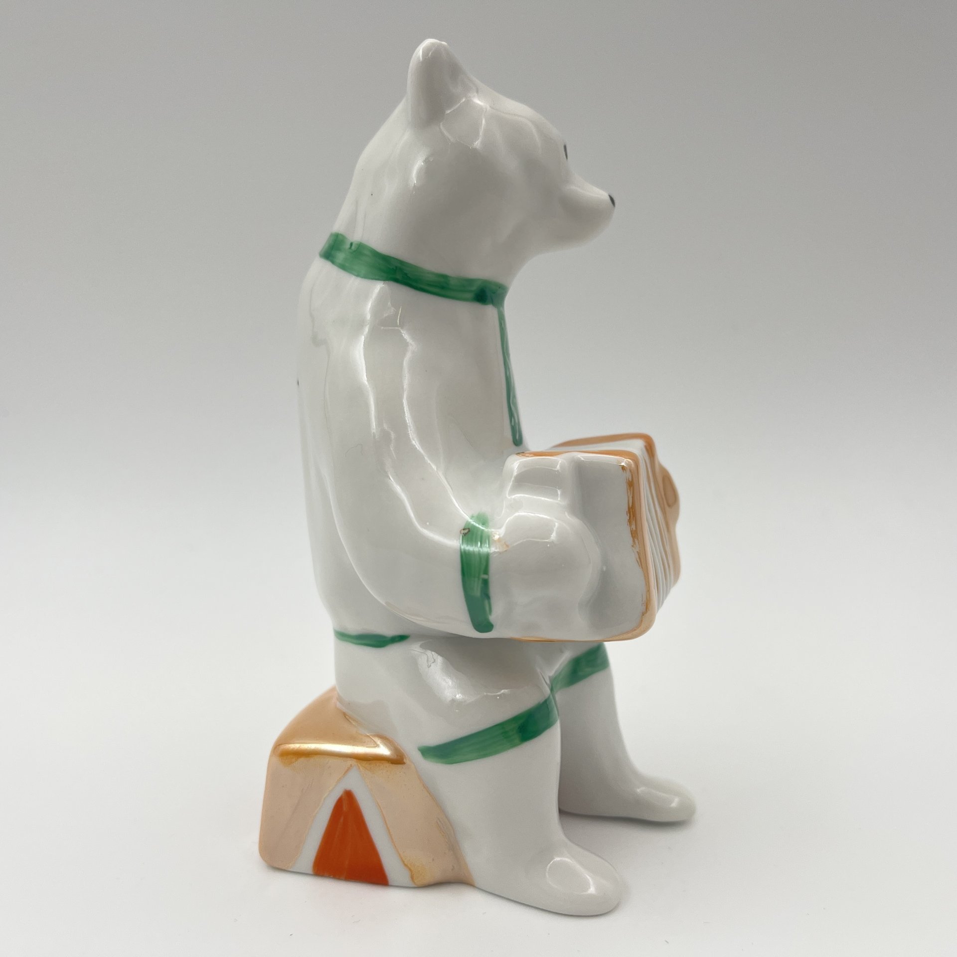 Статуэтка "Медведь с гармошкой" из набора "Цирковые медведи", автор О.М. Богданова, фарфор, роспись, люстр, Дулевский фарфоровый завод (Дулёво), СССР, 1986 г.