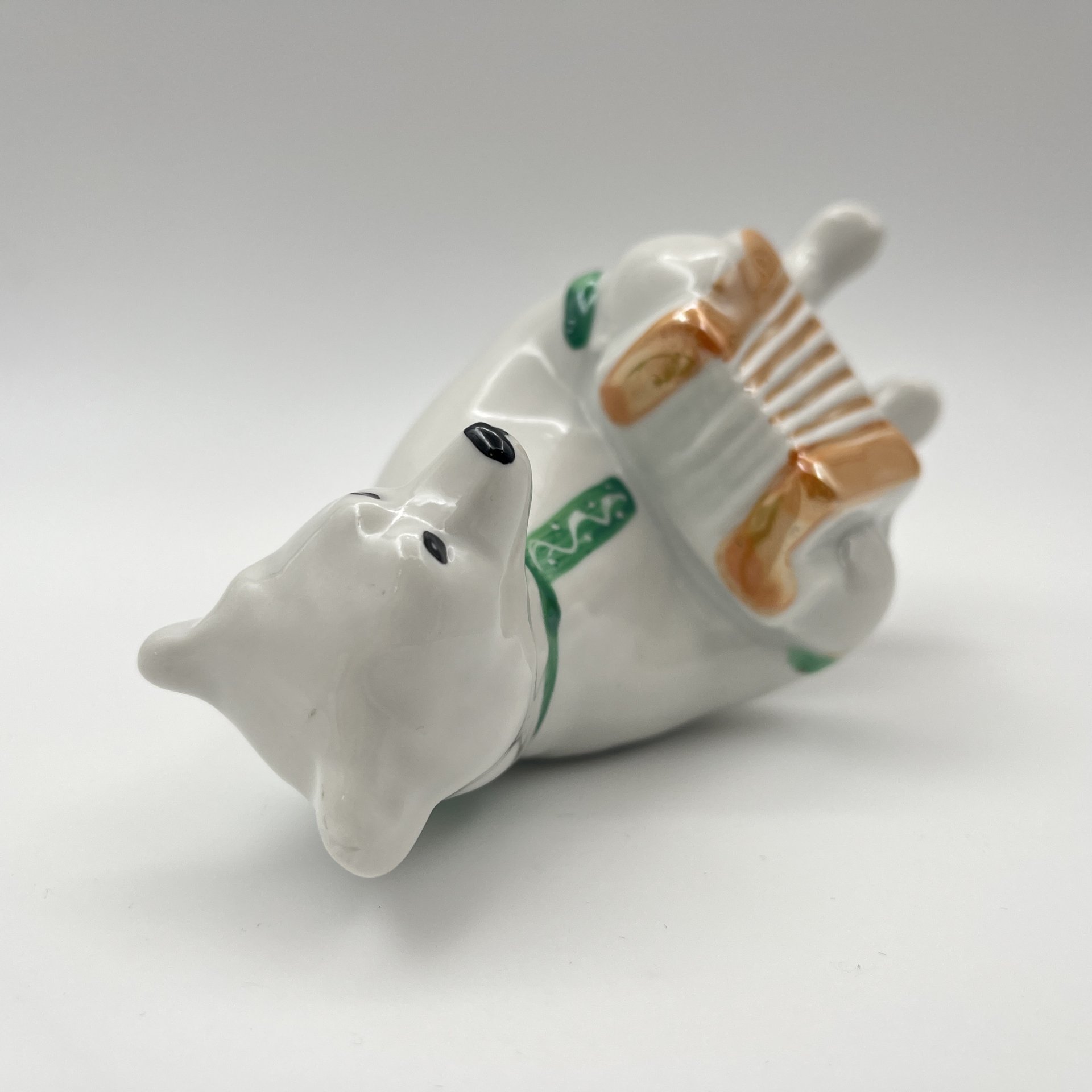 Статуэтка "Медведь с гармошкой" из набора "Цирковые медведи", автор О.М. Богданова, фарфор, роспись, люстр, Дулевский фарфоровый завод (Дулёво), СССР, 1986 г.