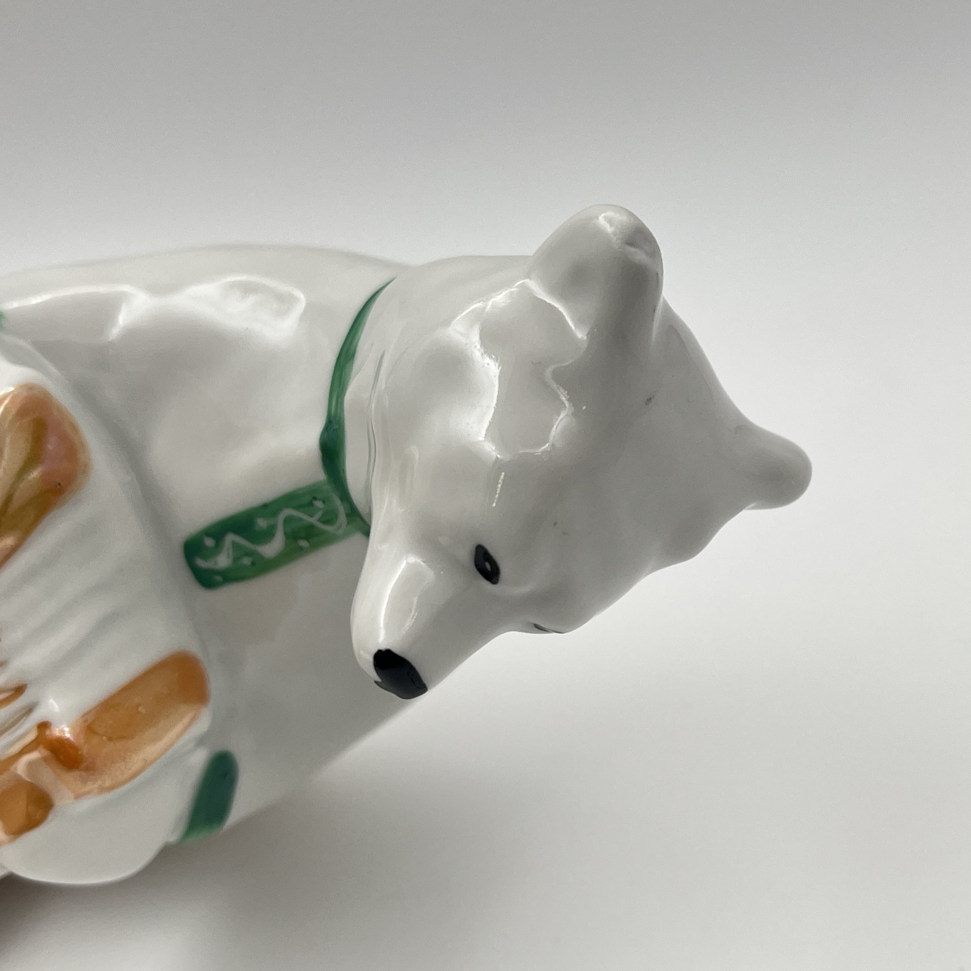 Статуэтка "Медведь с гармошкой" из набора "Цирковые медведи", автор О.М. Богданова, фарфор, роспись, люстр, Дулевский фарфоровый завод (Дулёво), СССР, 1986 г.