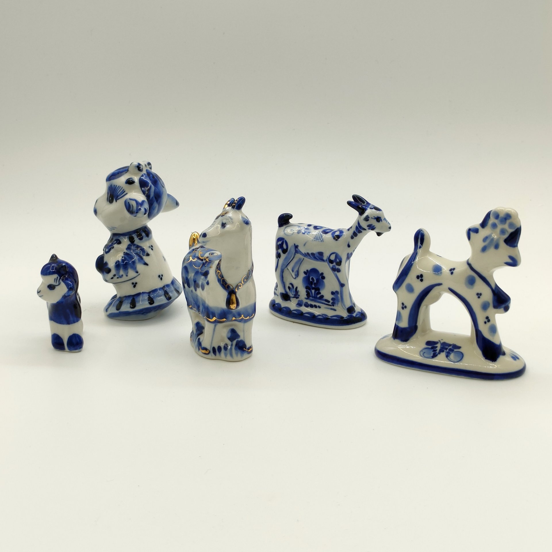 Набор из пяти статуэток "Козы", Гжель, фарфор, роспись, золочение, Россия, 1990-2010 гг.