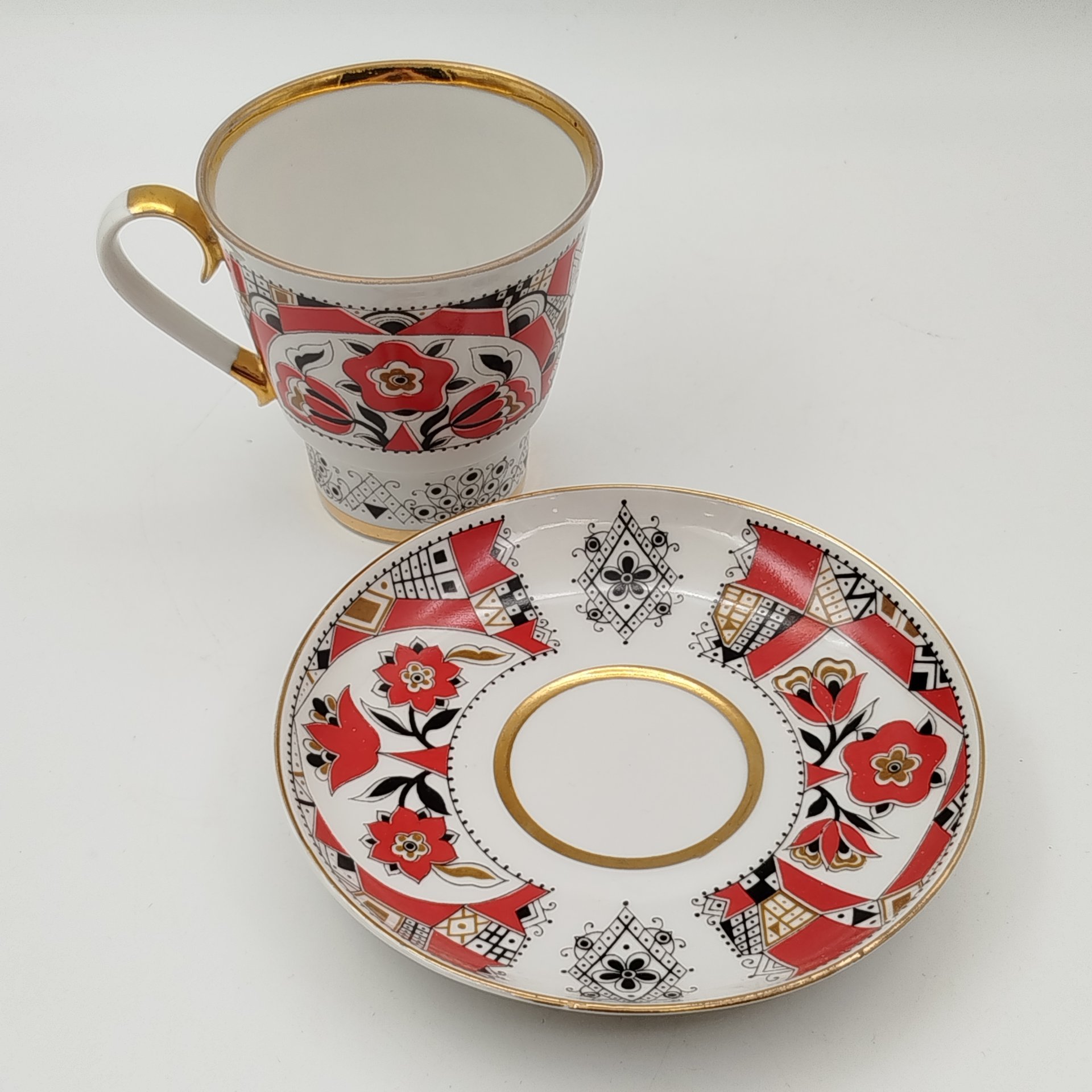 Пара чайная "Красный конь" (форма бокала "Невский"), автор рисунка А.В. Воробьевский