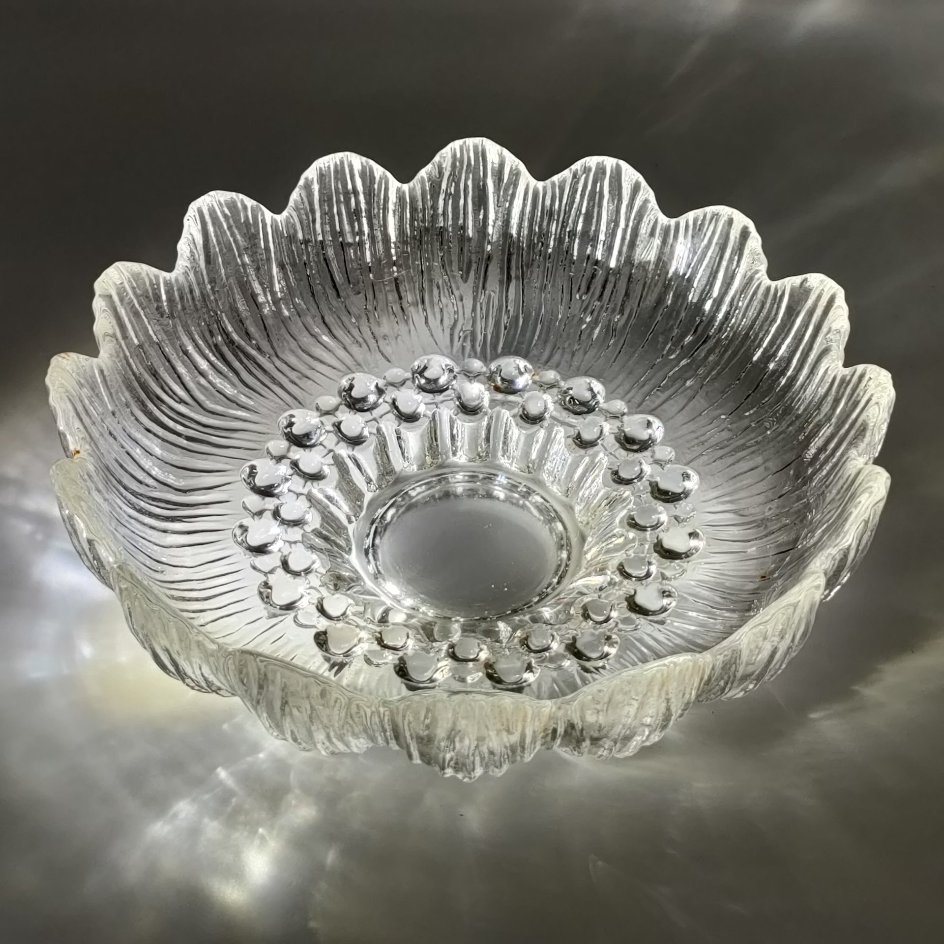 Конфетница "Ямки", ЗАО "Никольский завод светотехнического стекла" ("NiNaGlass"), стекло, Российская Федерация, 2000-2020 гг.