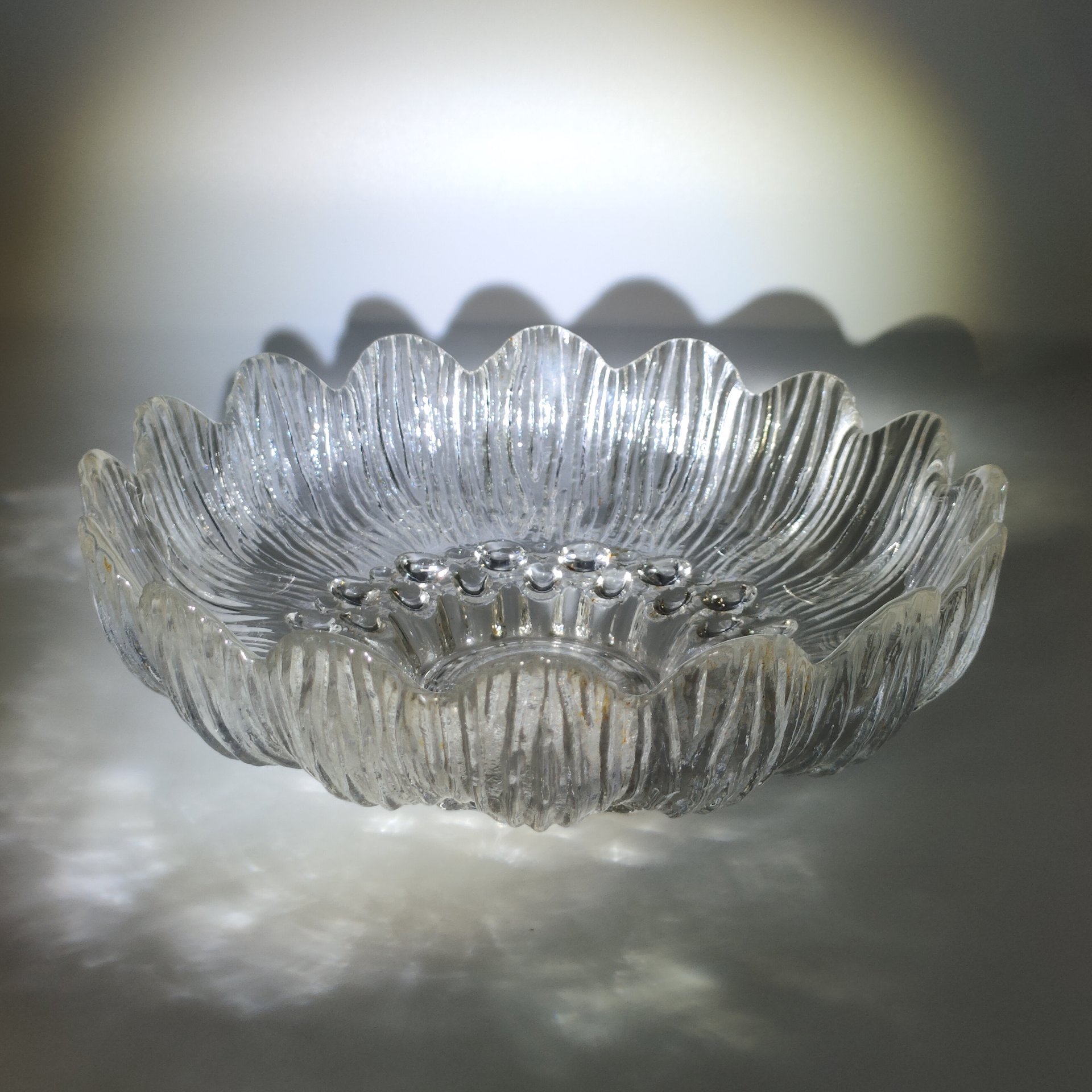 Конфетница "Ямки", ЗАО "Никольский завод светотехнического стекла" ("NiNaGlass"), стекло, Российская Федерация, 2000-2020 гг.