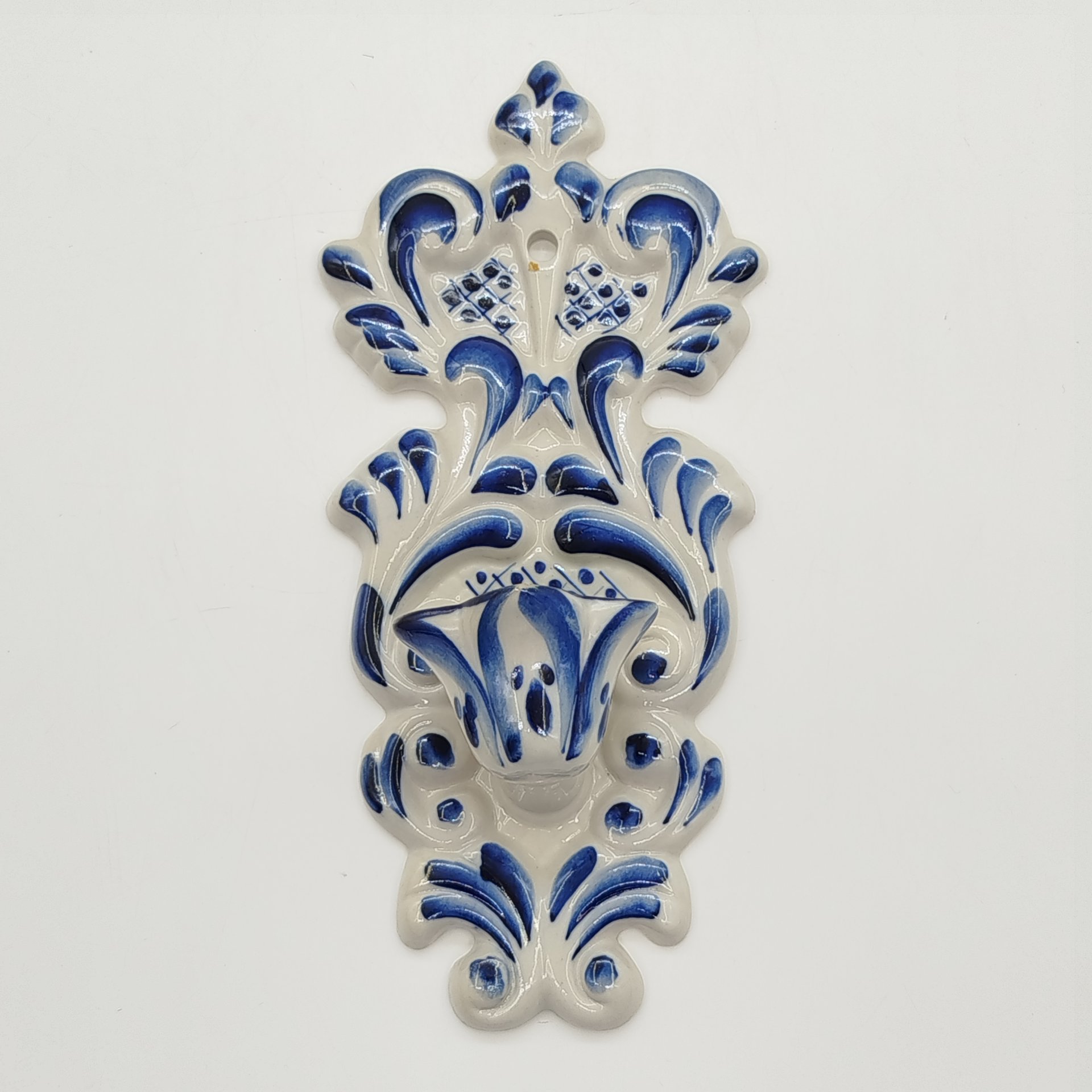 Подсвечник настенный для одной свечи с рельефным растительным декором