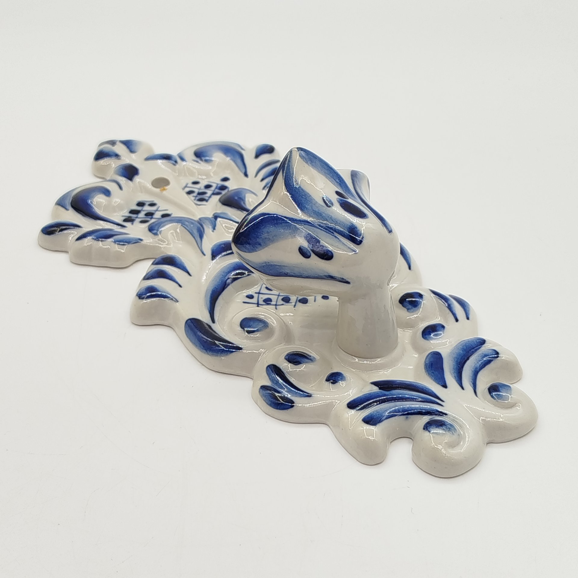 Подсвечник настенный для одной свечи с рельефным растительным декором