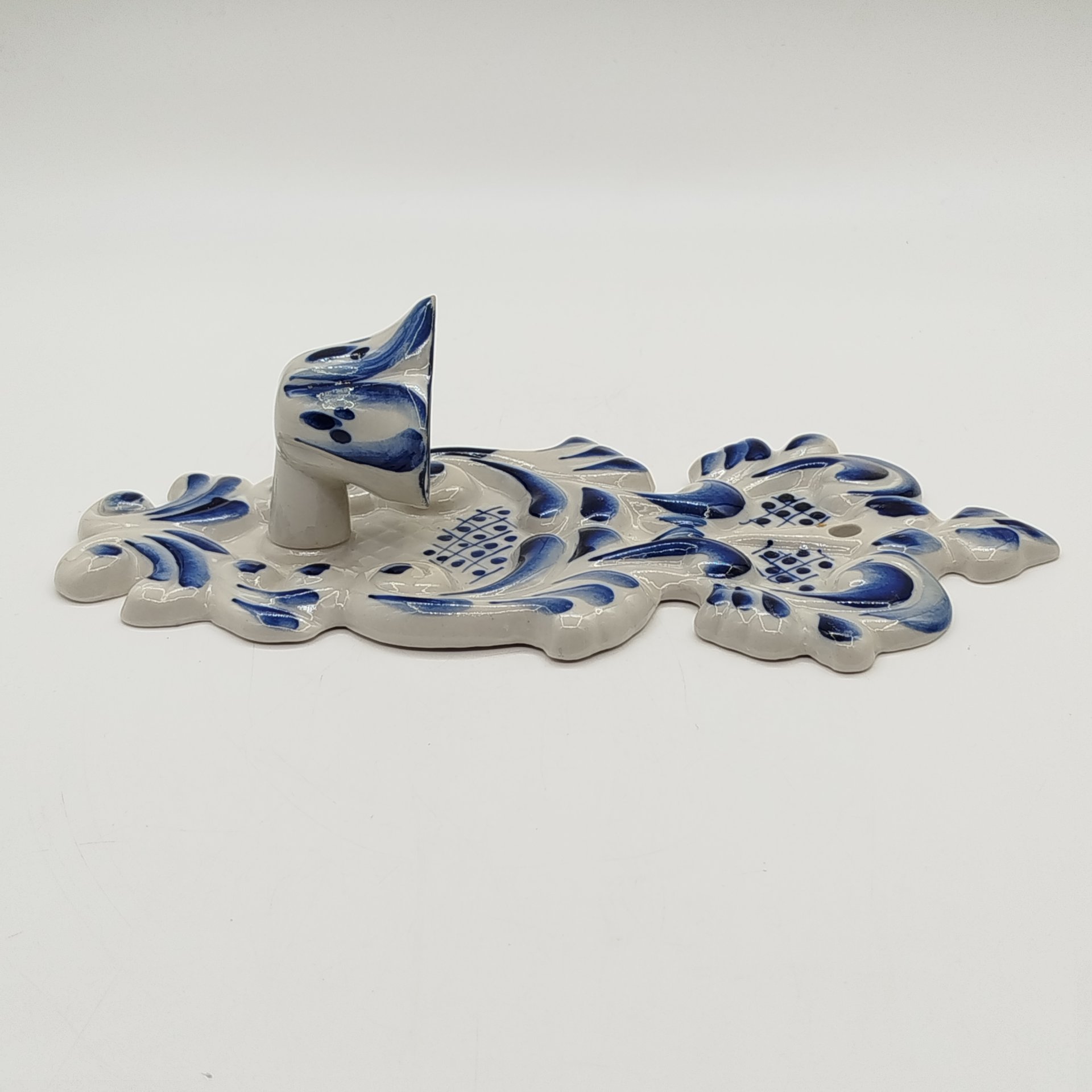 Подсвечник настенный для одной свечи с рельефным растительным декором