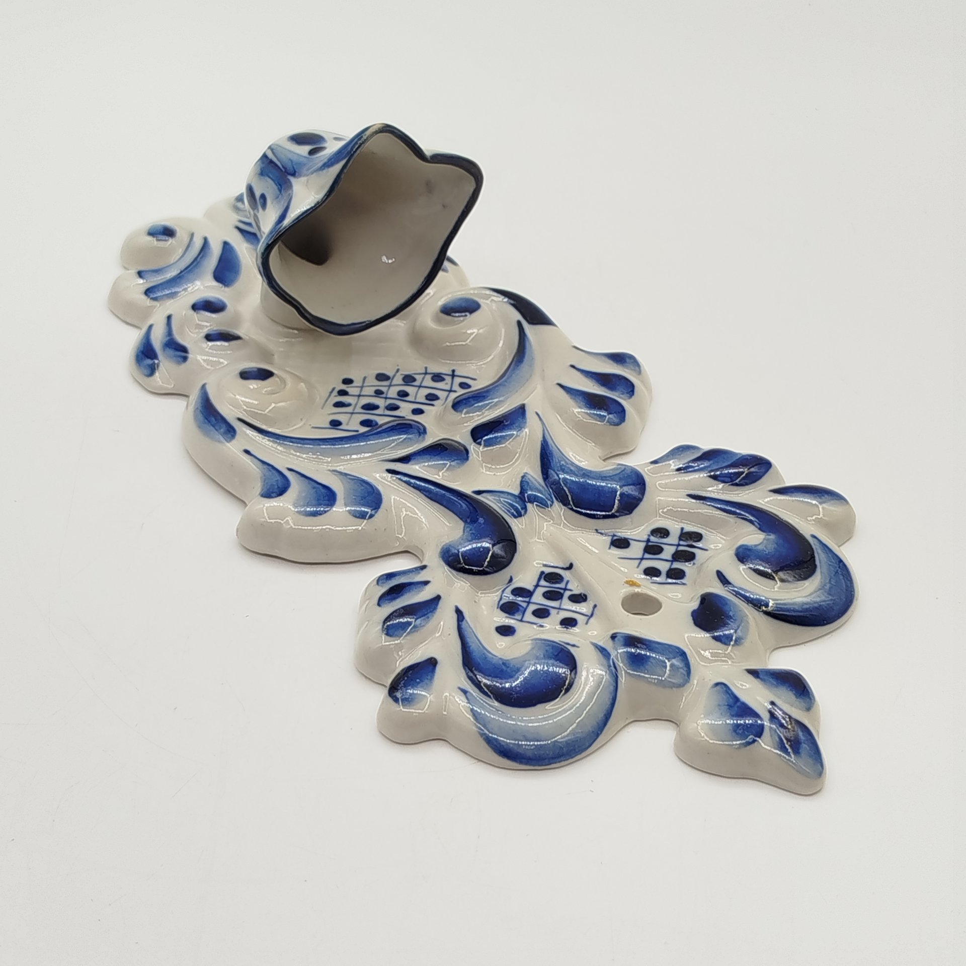 Подсвечник настенный для одной свечи с рельефным растительным декором