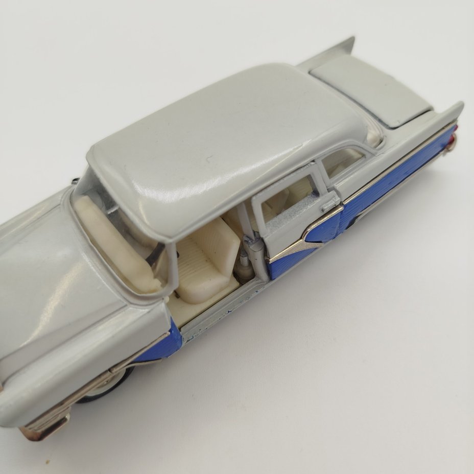 Модель автомобиля "Чайка ГАЗ-13", масштаб