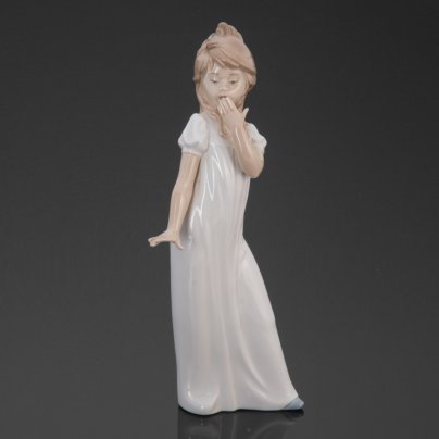 Статуэтка "Девочка в ночной рубашке" (Девочка зевает), NAO Porcelain