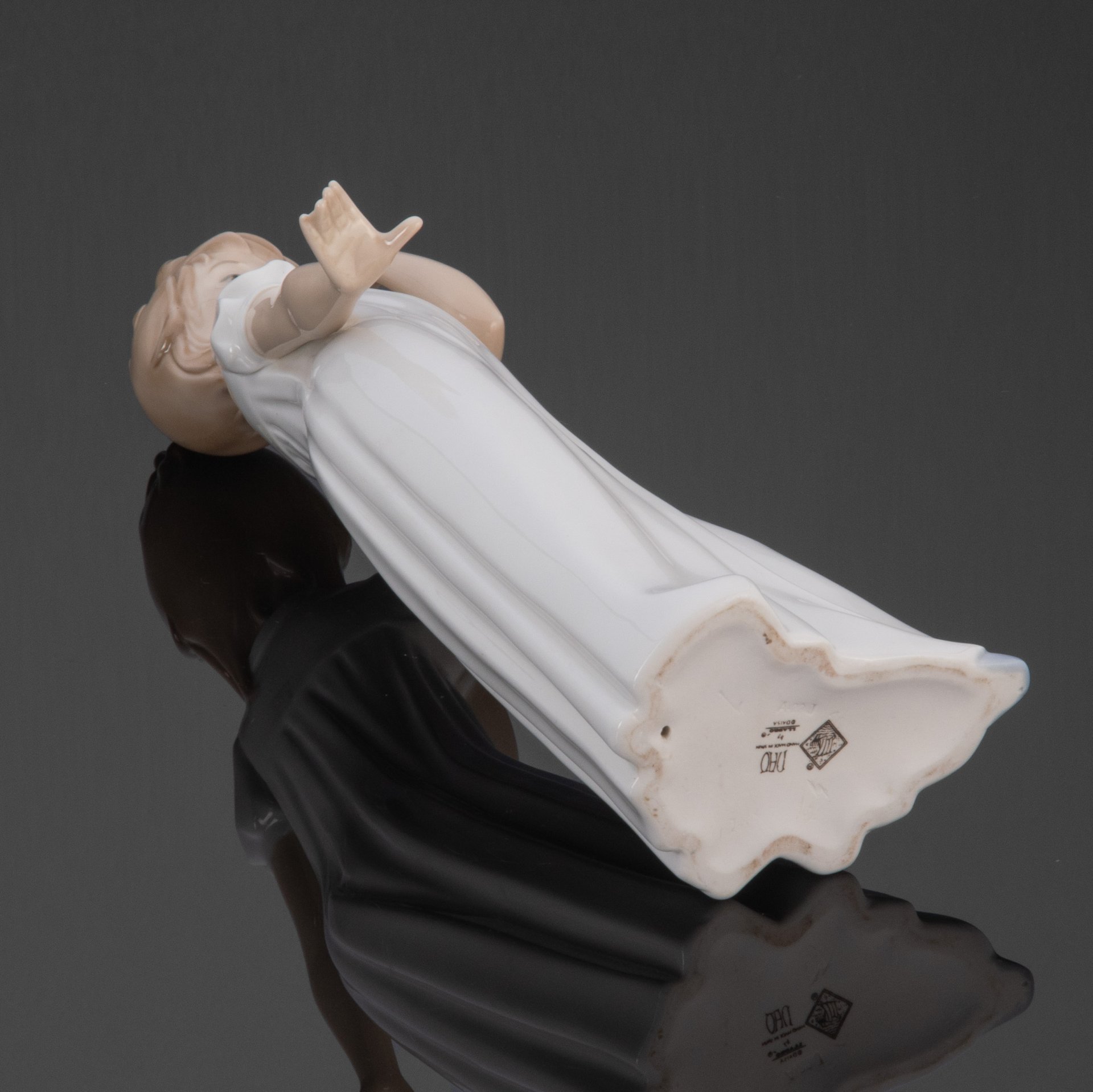 Статуэтка "Девочка в ночной рубашке" (Девочка зевает), NAO Porcelain