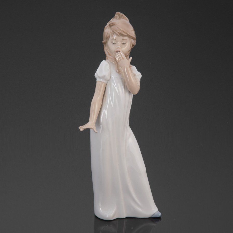 Статуэтка "Девочка в ночной рубашке" (Девочка зевает), NAO Porcelain
