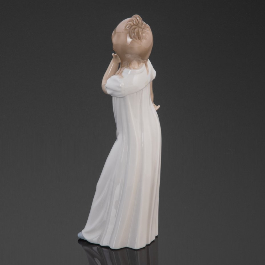 Статуэтка "Девочка в ночной рубашке" (Девочка зевает), NAO Porcelain
