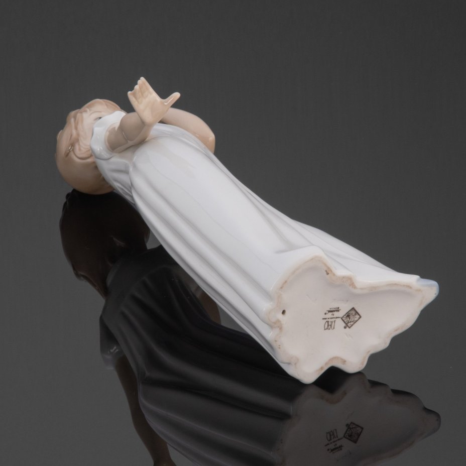 Статуэтка "Девочка в ночной рубашке" (Девочка зевает), NAO Porcelain