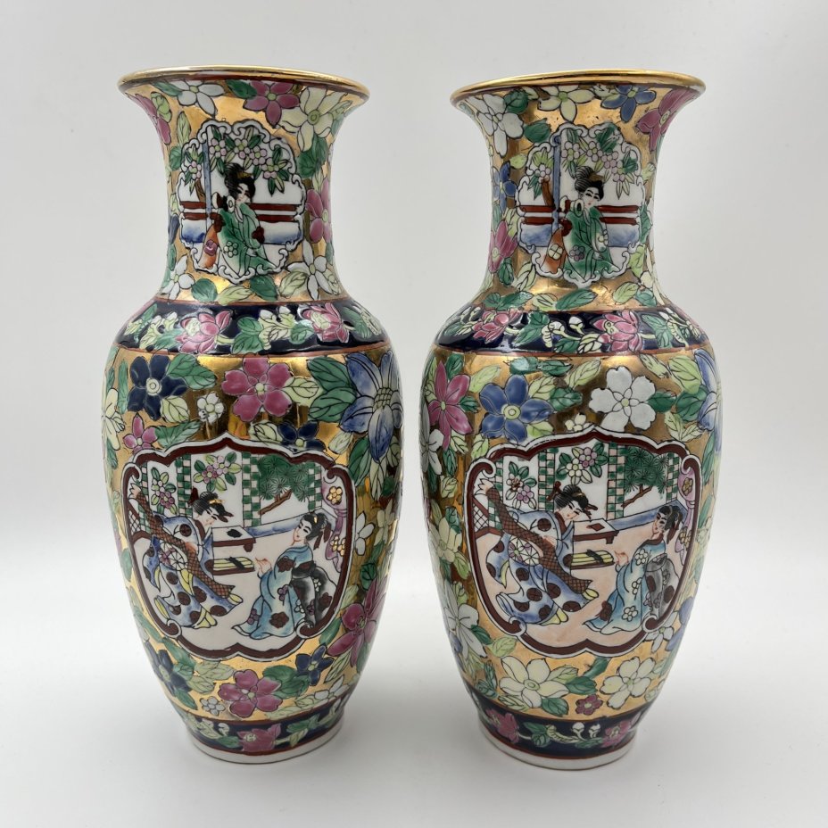 Вазы парные в стиле шинуазри с изображением сцены бытовой жизни, фарфор, роспись эмалевыми красками, Китай, 1960-1980 гг.
