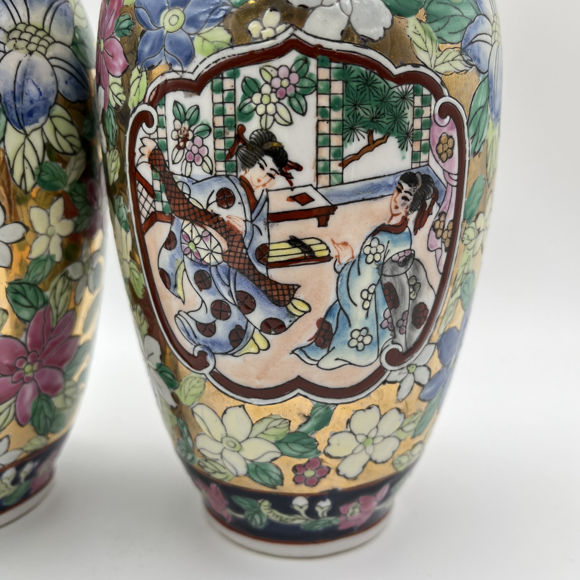 Вазы парные в стиле шинуазри с изображением сцены бытовой жизни, фарфор, роспись эмалевыми красками, Китай, 1960-1980 гг.