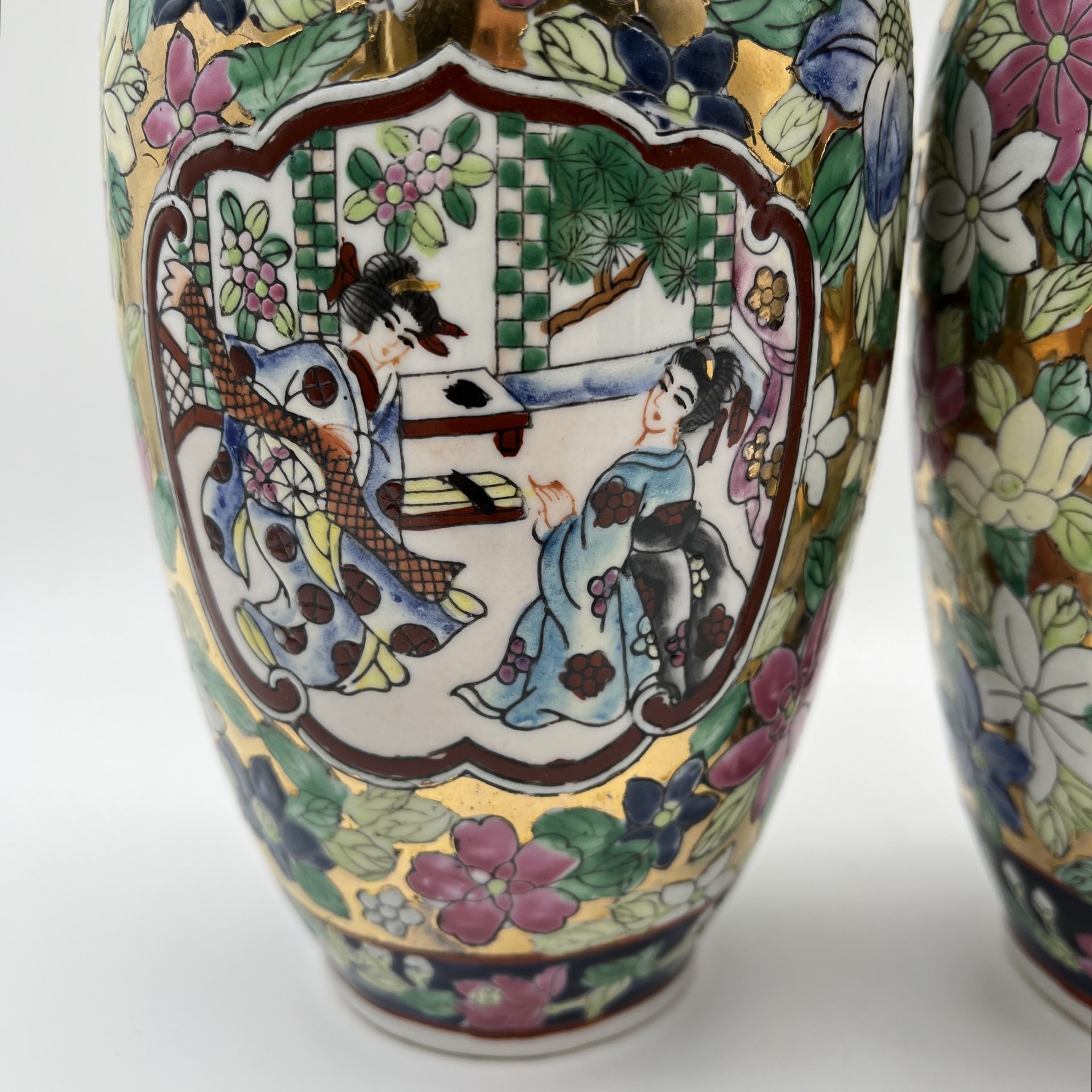 Вазы парные в стиле шинуазри с изображением сцены бытовой жизни, фарфор, роспись эмалевыми красками, Китай, 1960-1980 гг.