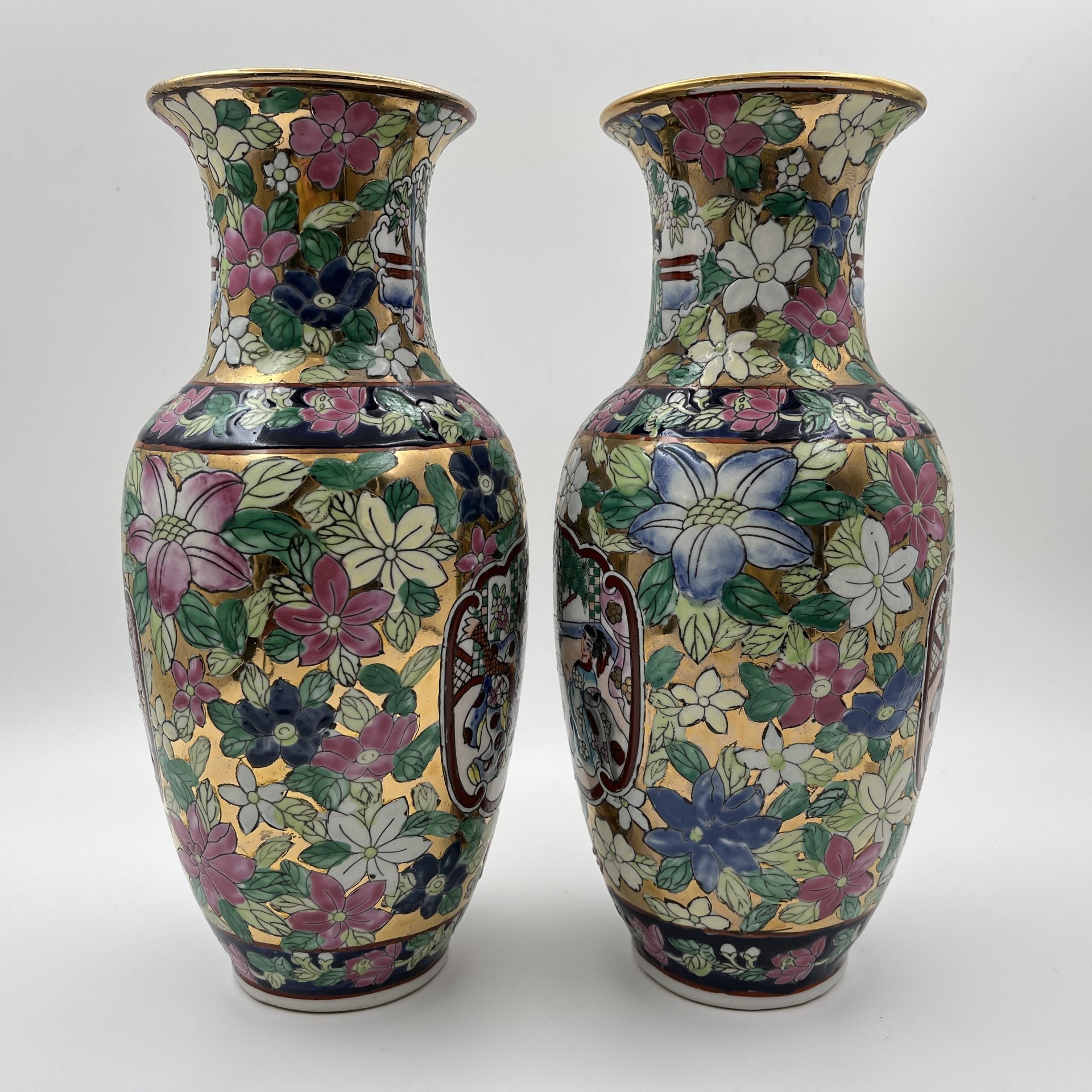 Вазы парные в стиле шинуазри с изображением сцены бытовой жизни, фарфор, роспись эмалевыми красками, Китай, 1960-1980 гг.