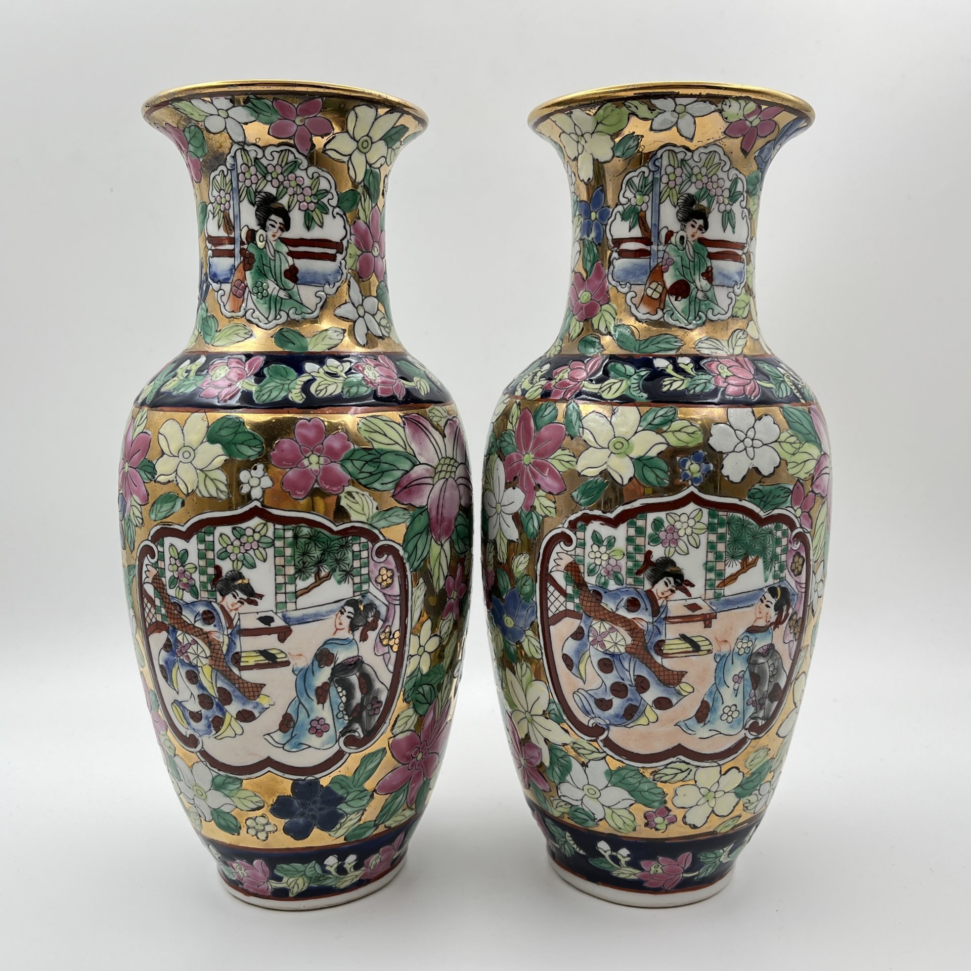 Вазы парные в стиле шинуазри с изображением сцены бытовой жизни, фарфор, роспись эмалевыми красками, Китай, 1960-1980 гг.