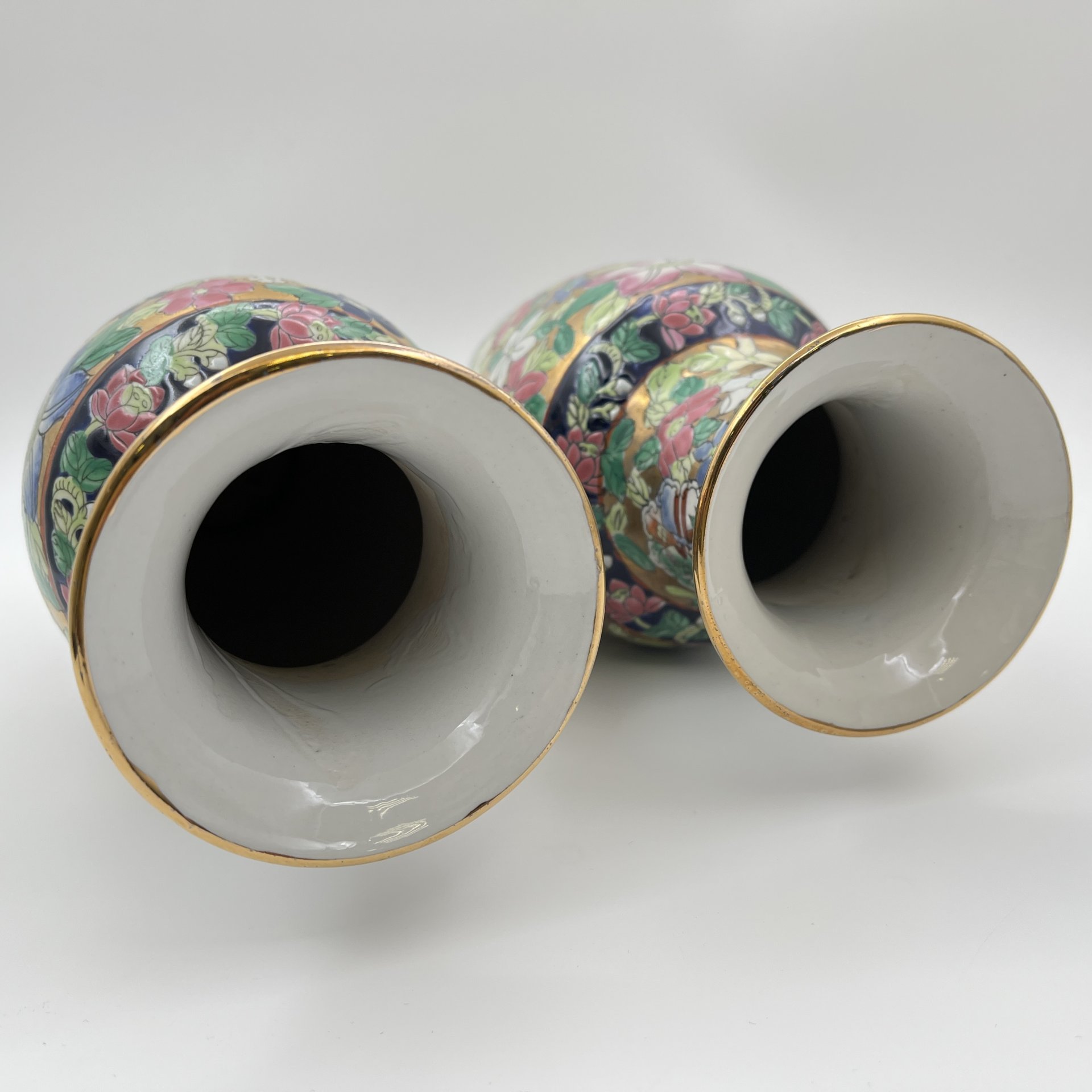 Вазы парные в стиле шинуазри с изображением сцены бытовой жизни, фарфор, роспись эмалевыми красками, Китай, 1960-1980 гг.