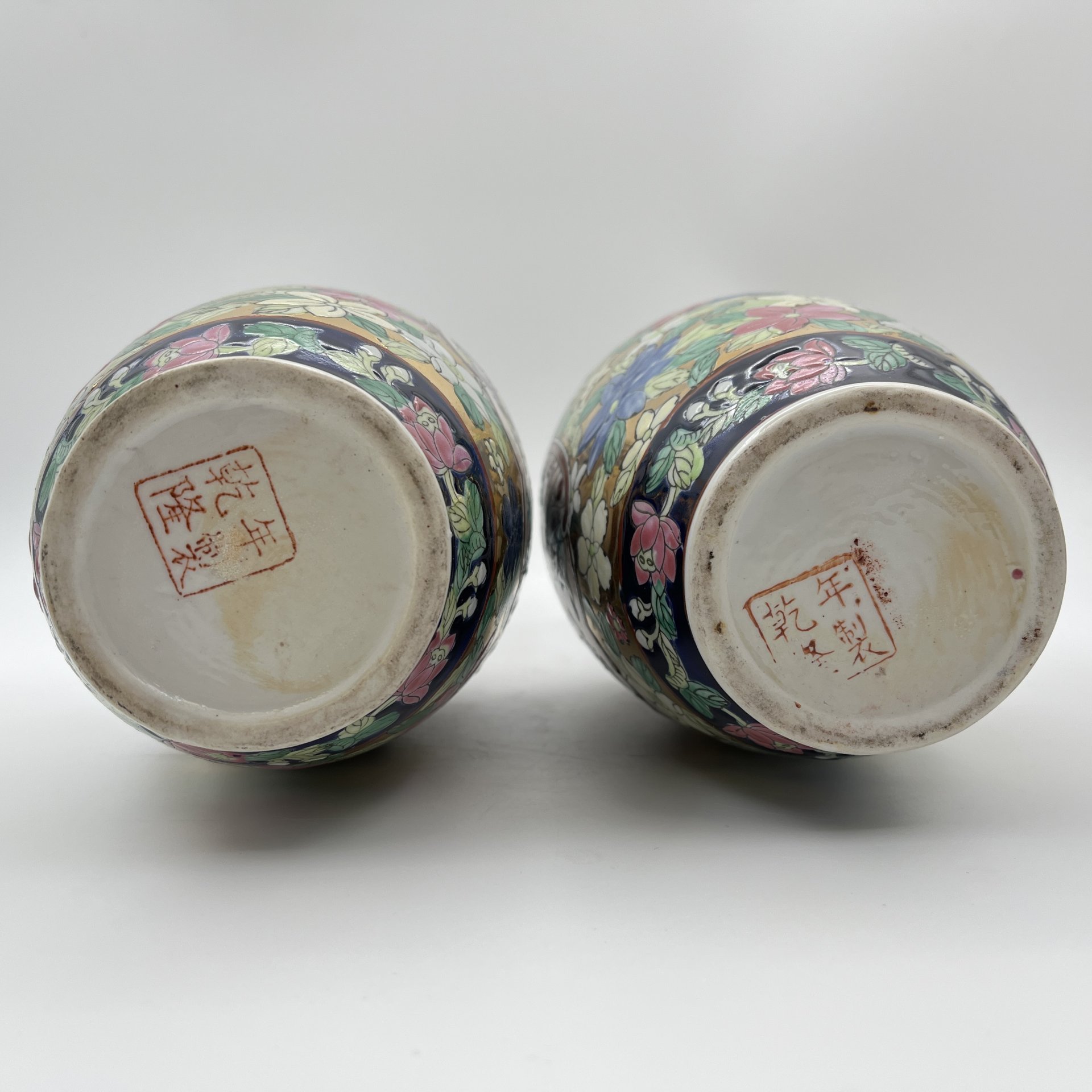 Вазы парные в стиле шинуазри с изображением сцены бытовой жизни, фарфор, роспись эмалевыми красками, Китай, 1960-1980 гг.