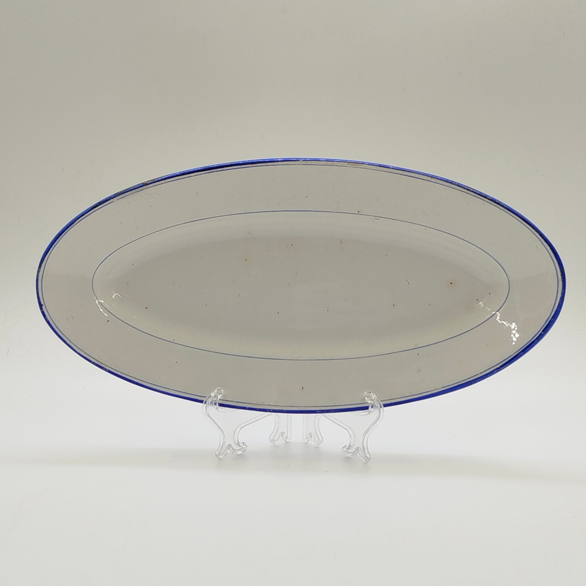 Блюдо сервировочное овальной формы с синим кантом, фаянс, обводка, Товарищество М.С. Кузнецова в Будах, Российская империя, 1894-1917 гг.