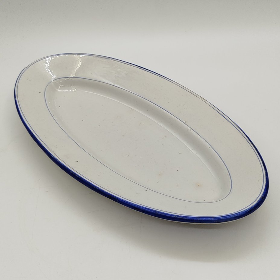 Блюдо сервировочное овальной формы с синим кантом, фаянс, обводка, Товарищество М.С. Кузнецова в Будах, Российская империя, 1894-1917 гг.