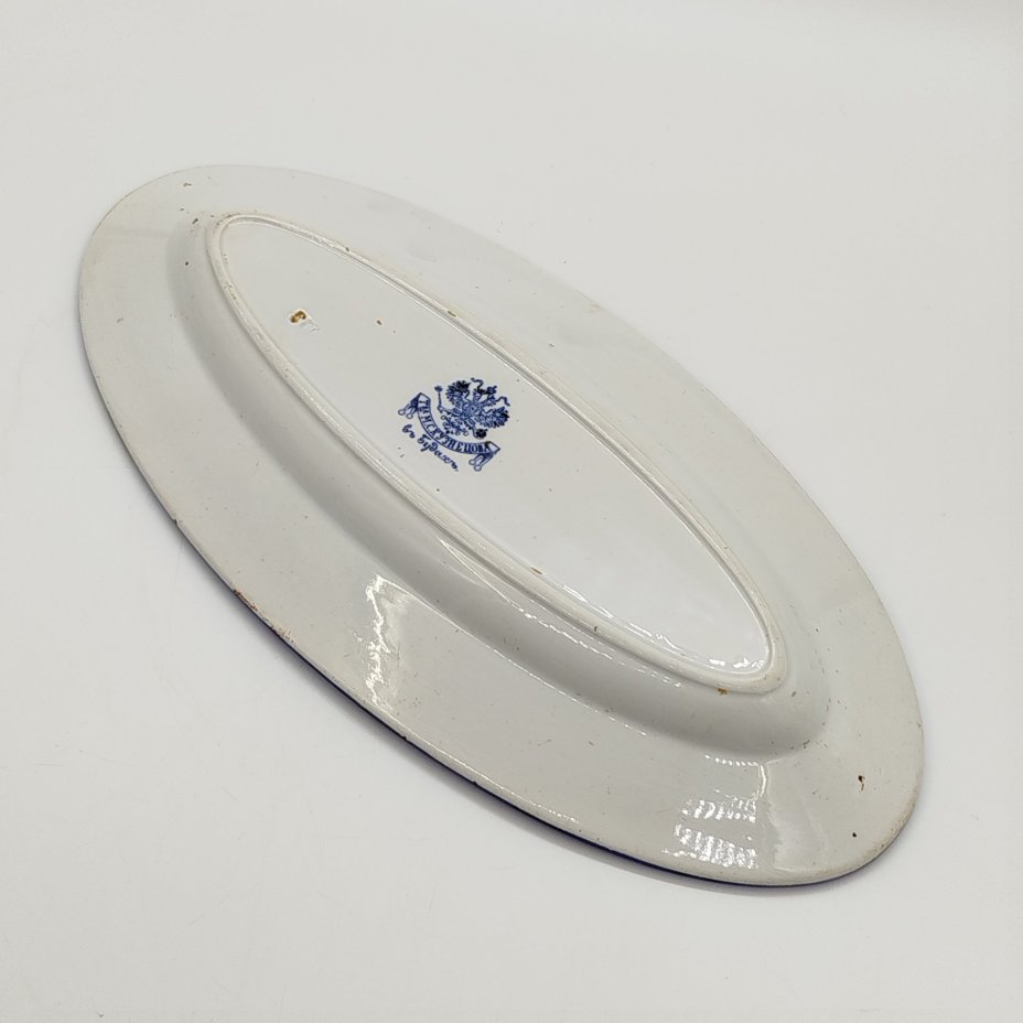 Блюдо сервировочное овальной формы с синим кантом, фаянс, обводка, Товарищество М.С. Кузнецова в Будах, Российская империя, 1894-1917 гг.