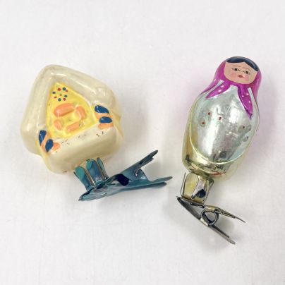 Набор из 2-х ёлочных игрушек "Избушка", "Матрёшка" на прищепках, стекло, краска, металл, СССР, 1950-1960 гг.
