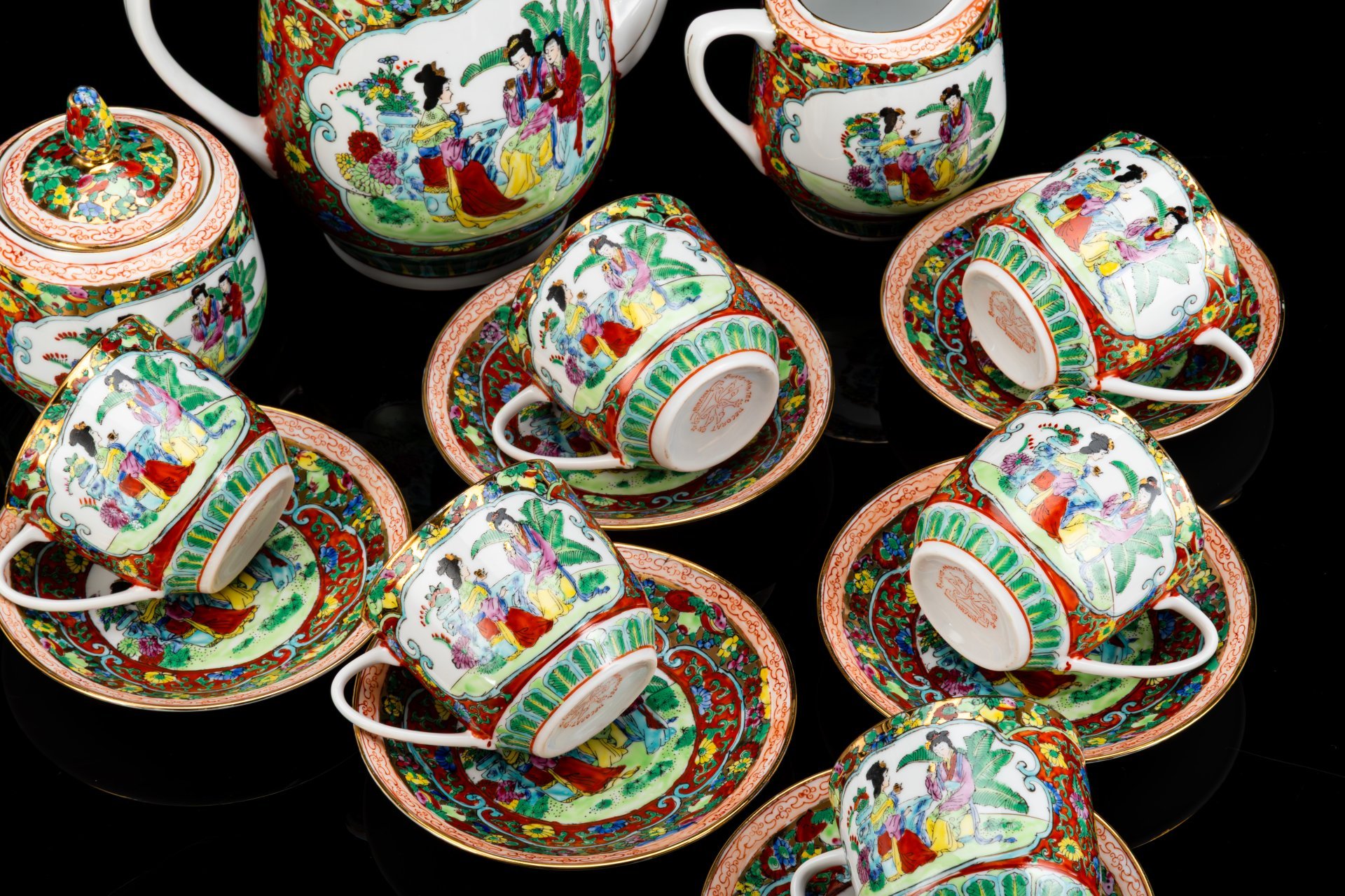Чайный сервиз "Китайские красавицы в саду" на 6 персон (15 предметов), фарфор, деколь, роспись эмалевыми красками, золочение, Китай, 1960-1980 гг.