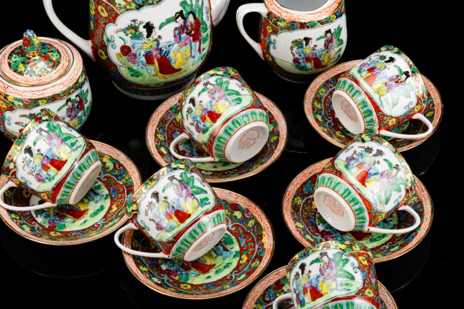 Чайный сервиз "Китайские красавицы в саду" на 6 персон (15 предметов), фарфор, деколь, роспись эмалевыми красками, золочение, Китай, 1960-1980 гг.